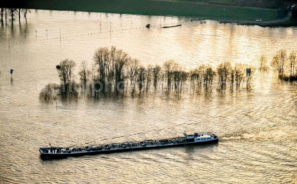 Walsum from the bird's eye view: Shore areas with flooded by flood level riverbed of the Rhine river in Walsum in the state North Rhine-Westphalia, Germany