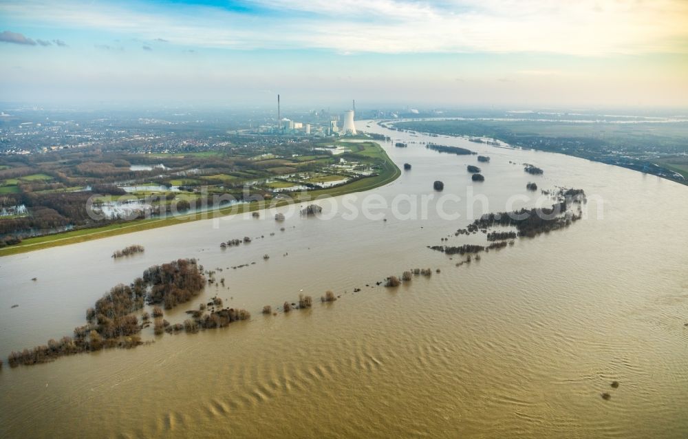 Aerial image Walsum - Shore areas with flooded by flood level riverbed of the Rhine river in Walsum in the state North Rhine-Westphalia, Germany