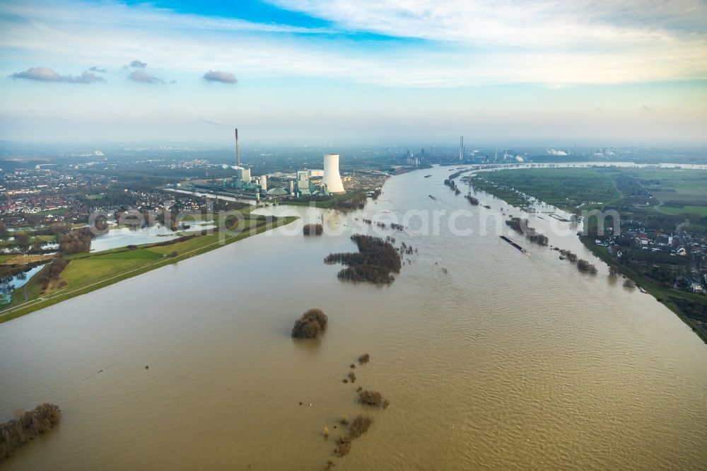 Aerial photograph Walsum - Shore areas with flooded by flood level riverbed of the Rhine river in Walsum in the state North Rhine-Westphalia, Germany