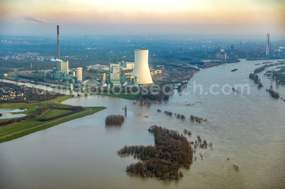 Walsum from above - Shore areas with flooded by flood level riverbed of the Rhine river in Walsum in the state North Rhine-Westphalia, Germany