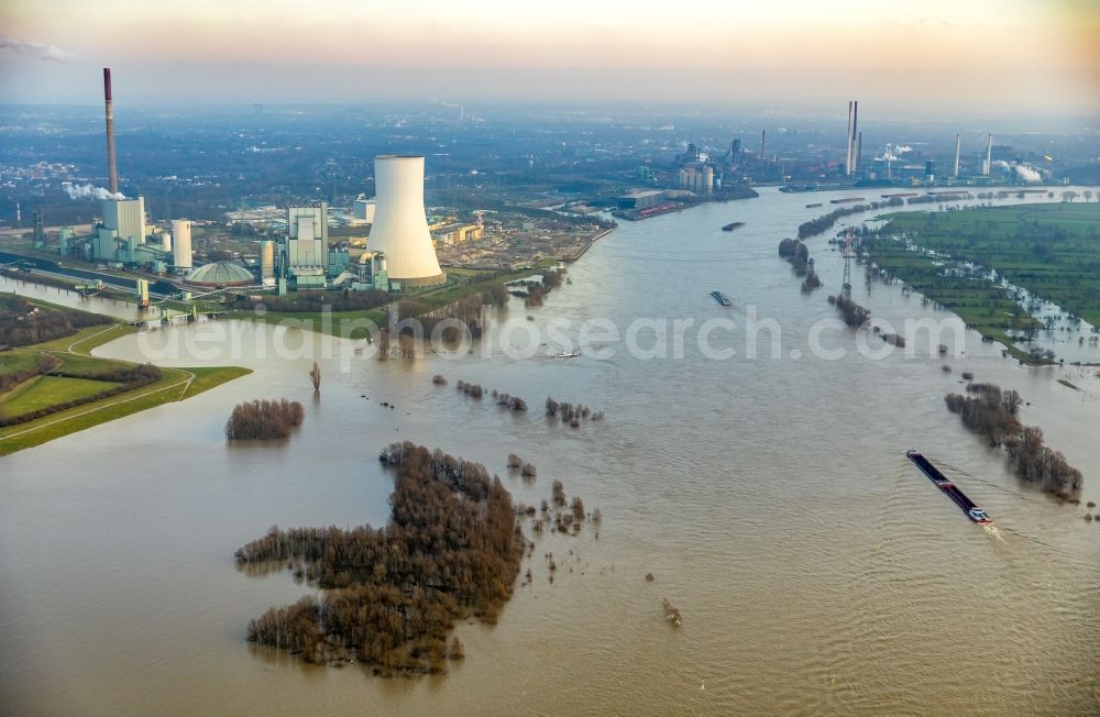 Walsum from the bird's eye view: Shore areas with flooded by flood level riverbed of the Rhine river in Walsum in the state North Rhine-Westphalia, Germany