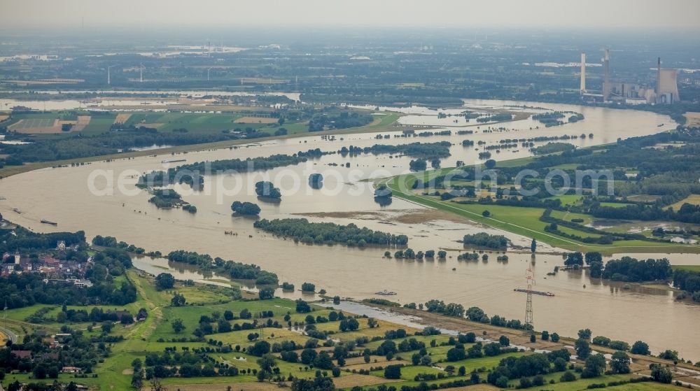 Aerial photograph Walsum - Shore areas with flooded by flood level riverbed of the Rhine river in Walsum in the state North Rhine-Westphalia, Germany