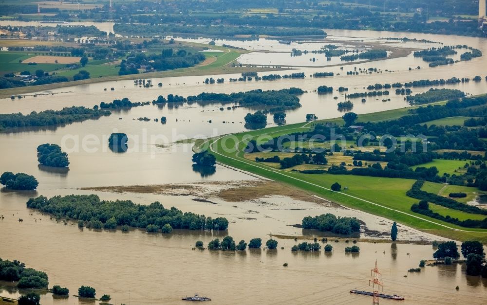 Walsum from the bird's eye view: Shore areas with flooded by flood level riverbed of the Rhine river in Walsum in the state North Rhine-Westphalia, Germany