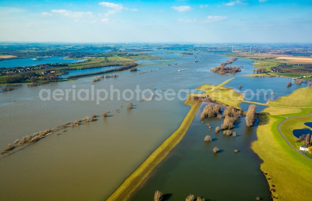 Wesel from above - Shore areas with flooded by flood level riverbed of Rhine in Wesel in the state North Rhine-Westphalia