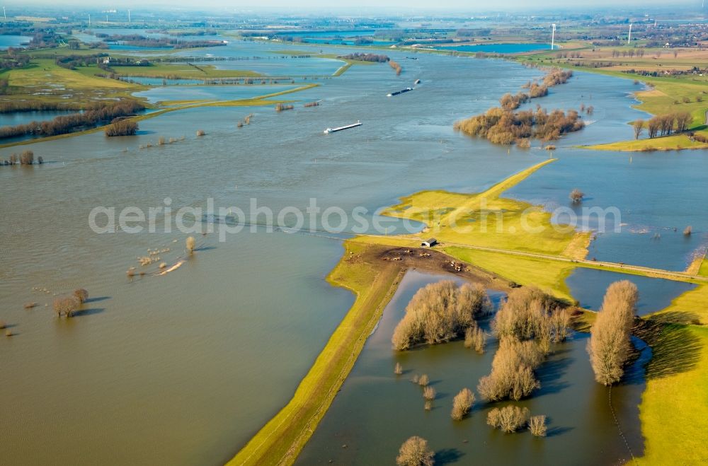 Wesel from the bird's eye view: Shore areas with flooded by flood level riverbed of Rhine in Wesel in the state North Rhine-Westphalia