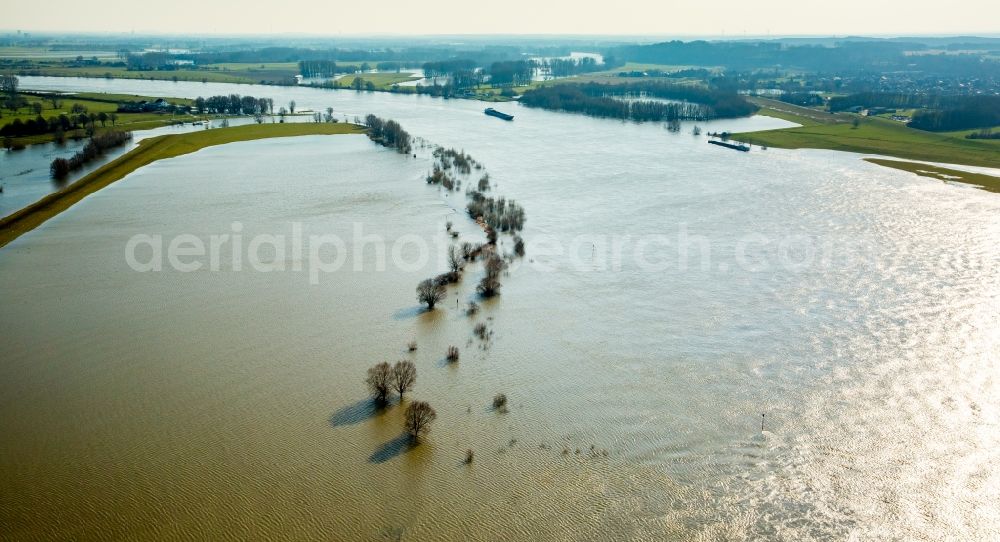 Wesel from above - Shore areas with flooded by flood level riverbed of Rhine in Wesel in the state North Rhine-Westphalia