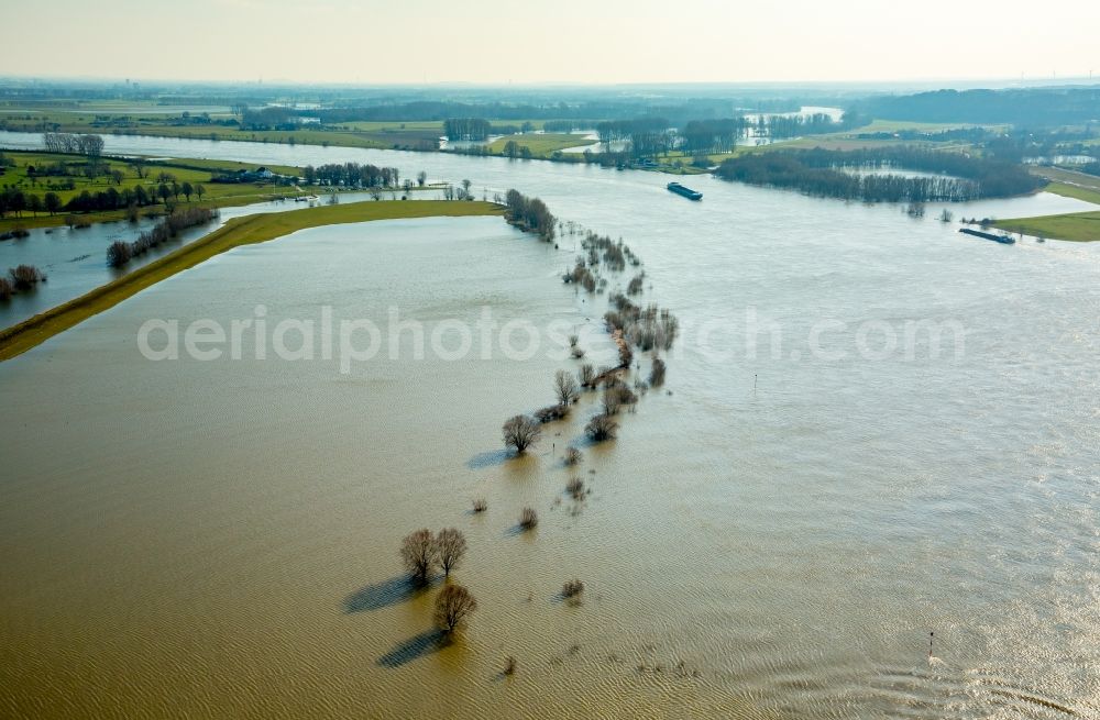 Wesel from the bird's eye view: Shore areas with flooded by flood level riverbed of Rhine in Wesel in the state North Rhine-Westphalia