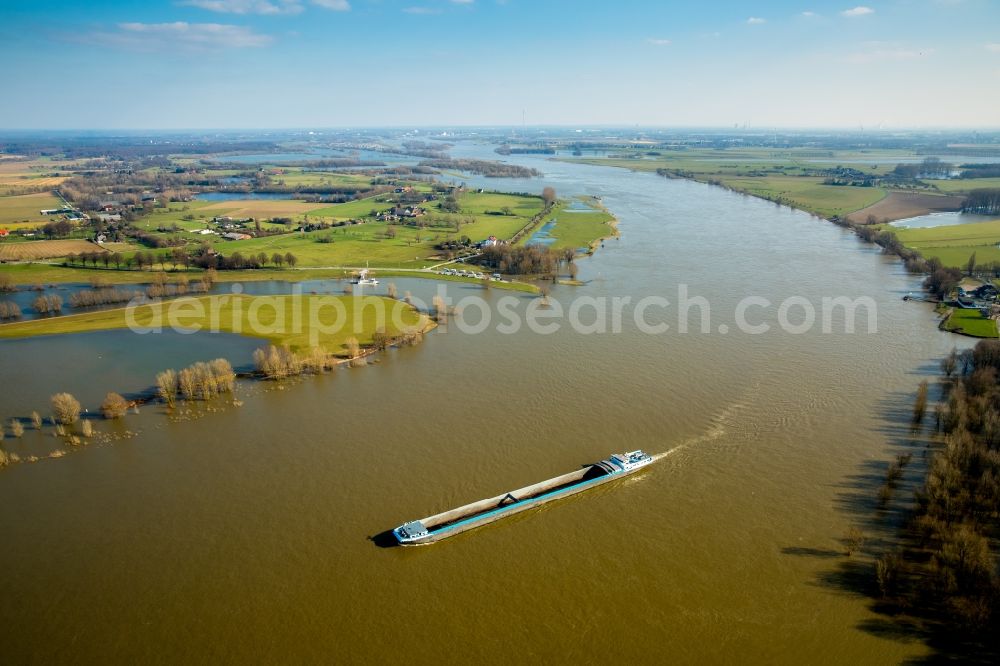 Aerial image Wesel - Shore areas with flooded by flood level riverbed of Rhine in Wesel in the state North Rhine-Westphalia