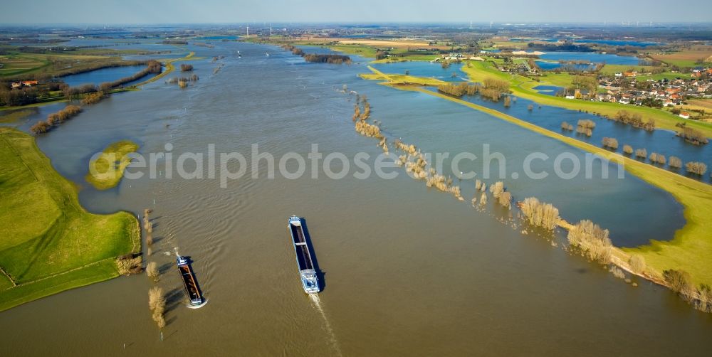 Aerial photograph Wesel - Shore areas with flooded by flood level riverbed of Rhine in Wesel in the state North Rhine-Westphalia