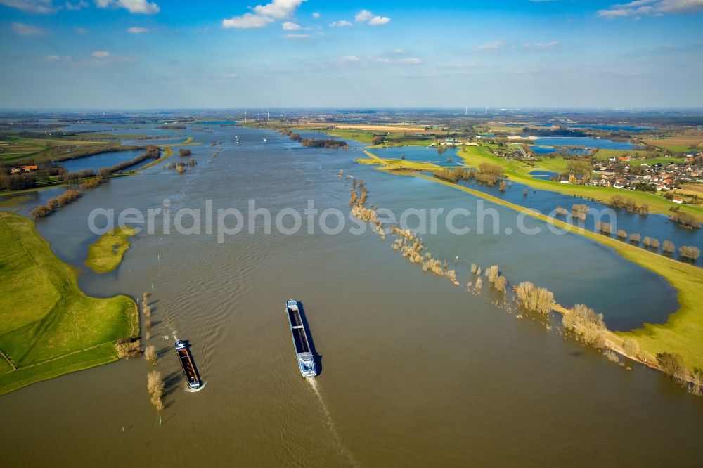 Wesel from above - Shore areas with flooded by flood level riverbed of Rhine in Wesel in the state North Rhine-Westphalia