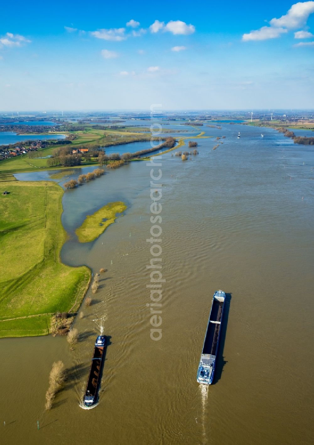 Wesel from the bird's eye view: Shore areas with flooded by flood level riverbed of Rhine in Wesel in the state North Rhine-Westphalia