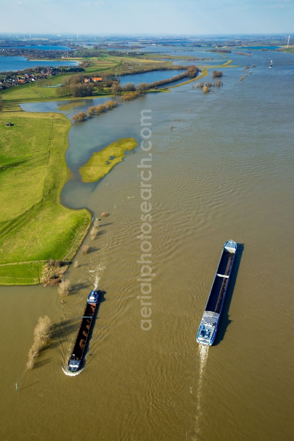 Aerial image Wesel - Shore areas with flooded by flood level riverbed of Rhine in Wesel in the state North Rhine-Westphalia