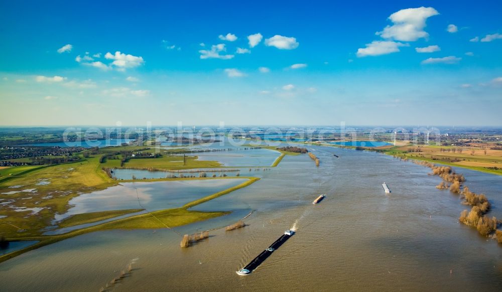 Aerial photograph Wesel - Shore areas with flooded by flood level riverbed of Rhine in Wesel in the state North Rhine-Westphalia