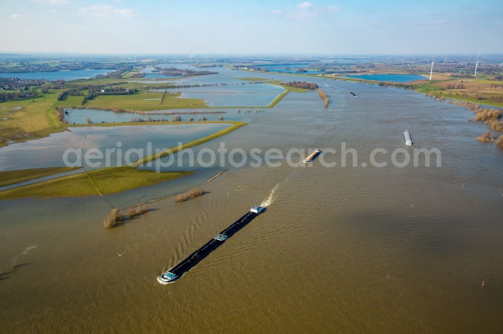 Wesel from above - Shore areas with flooded by flood level riverbed of Rhine in Wesel in the state North Rhine-Westphalia