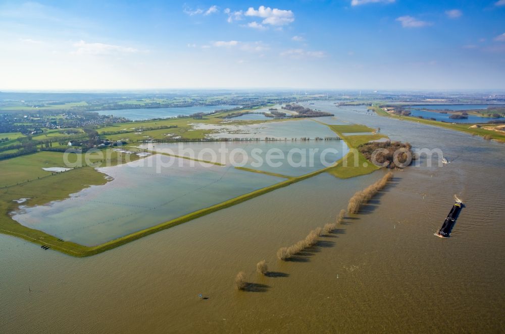 Wesel from the bird's eye view: Shore areas with flooded by flood level riverbed of Rhine in Wesel in the state North Rhine-Westphalia