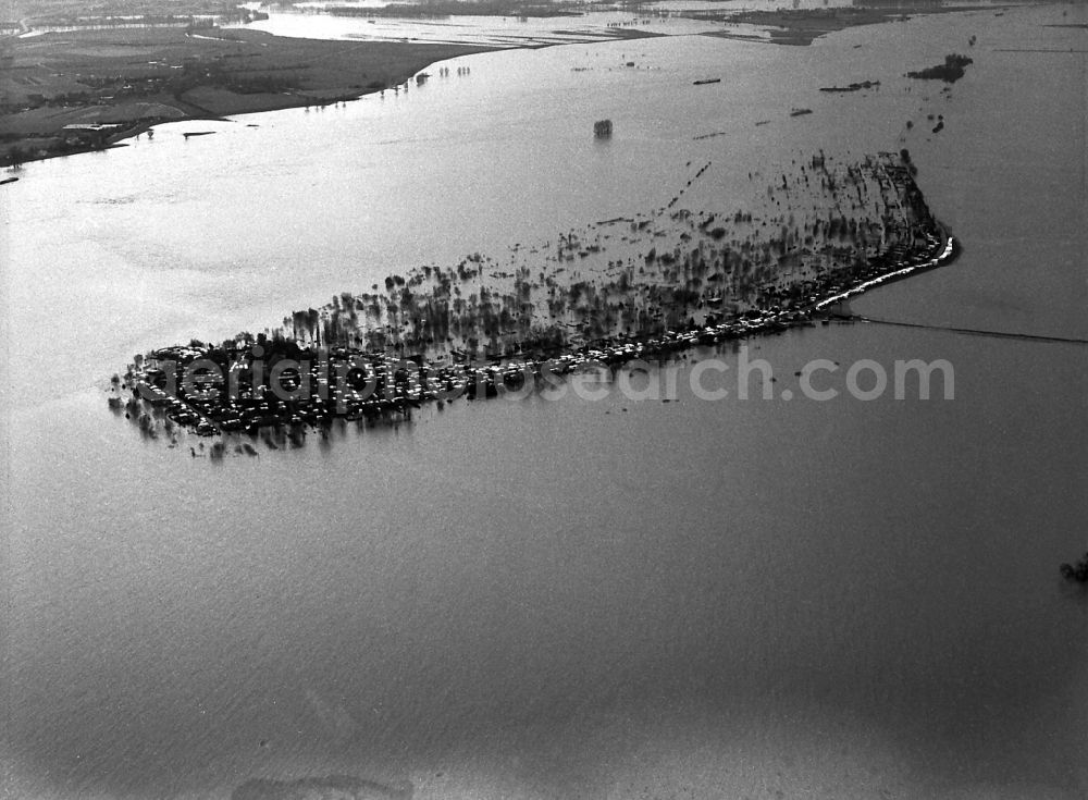 Wesel from the bird's eye view: Shore areas with flooded by flood level riverbed of the Rhine river in Wesel in the state North Rhine-Westphalia, Germany