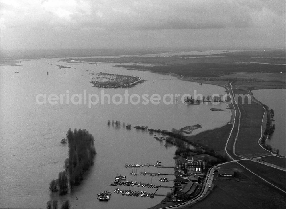 Aerial photograph Wesel - Shore areas with flooded by flood level riverbed of the Rhine river in Wesel in the state North Rhine-Westphalia, Germany