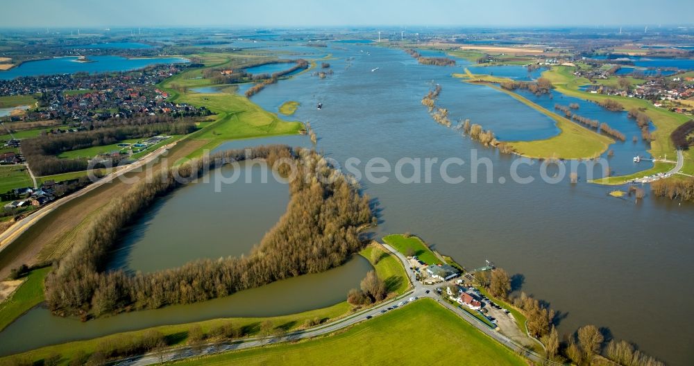 Xanten from the bird's eye view: Shore areas with flooded by flood level riverbed of Rhine in Xanten in the state North Rhine-Westphalia