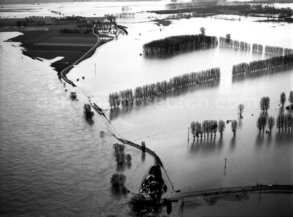 Xanten from above - Shore areas with flooded by flood level riverbed of the Rhine river in Xanten in the state North Rhine-Westphalia, Germany