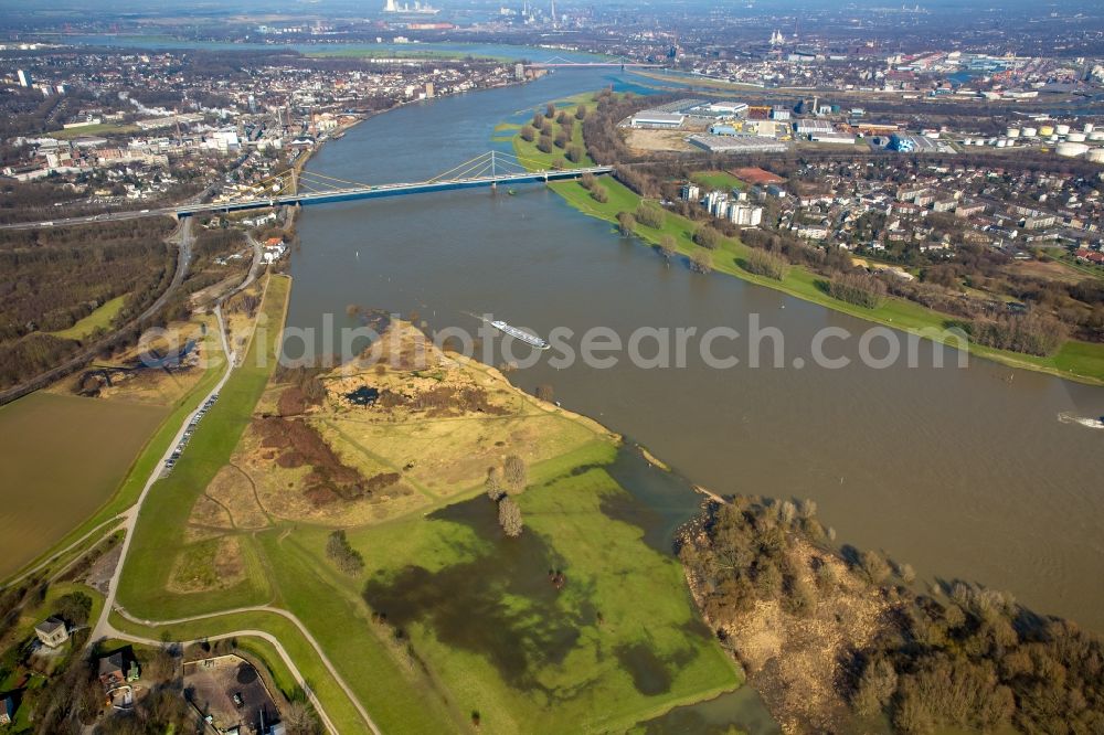 Aerial photograph Duisburg - Shore areas with flooded by flood level riverbed of Rhine in Duisburg in the state North Rhine-Westphalia