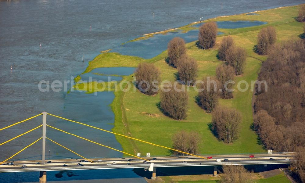 Duisburg from above - Shore areas with flooded by flood level riverbed of Rhine in Duisburg in the state North Rhine-Westphalia