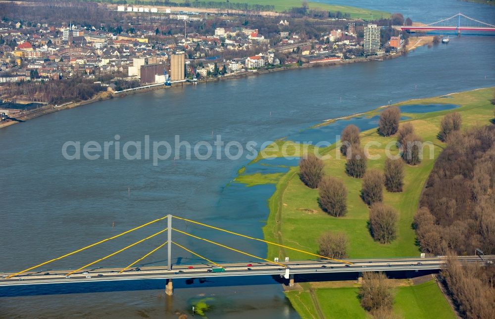 Duisburg from the bird's eye view: Shore areas with flooded by flood level riverbed of Rhine in Duisburg in the state North Rhine-Westphalia