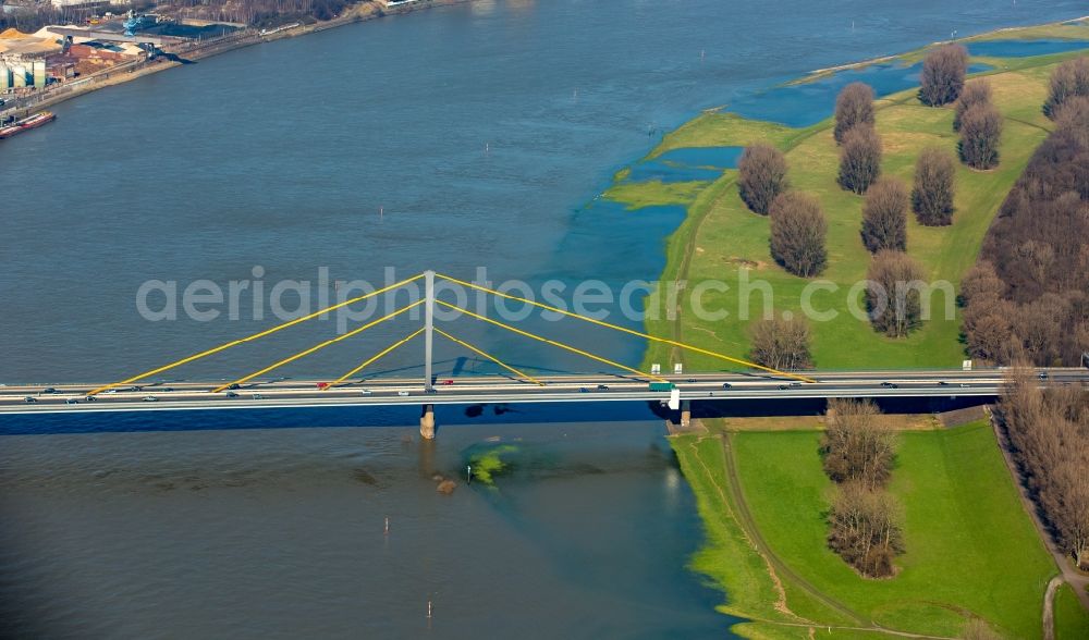 Aerial image Duisburg - Shore areas with flooded by flood level riverbed of Rhine in Duisburg in the state North Rhine-Westphalia