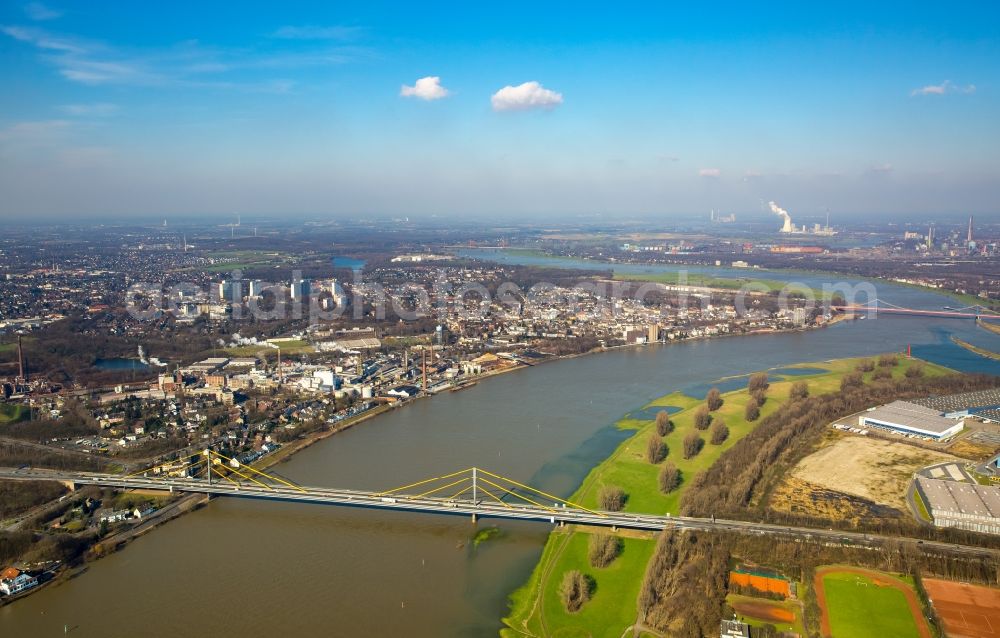 Aerial image Duisburg - Shore areas with flooded by flood level riverbed of Rhine in Duisburg in the state North Rhine-Westphalia