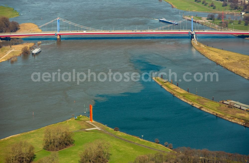 Aerial photograph Duisburg - Shore areas with flooded by flood level riverbed of Rhine in Duisburg in the state North Rhine-Westphalia