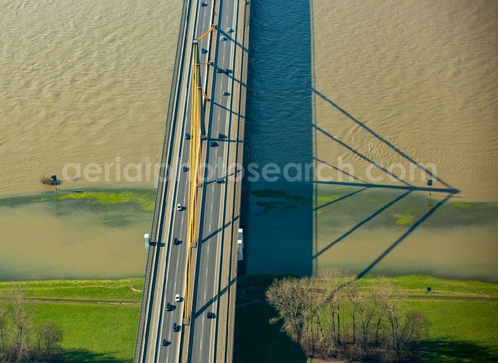 Duisburg from above - Shore areas with flooded by flood level riverbed of Rhine in Duisburg in the state North Rhine-Westphalia