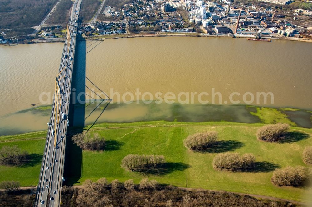 Duisburg from the bird's eye view: Shore areas with flooded by flood level riverbed of Rhine in Duisburg in the state North Rhine-Westphalia