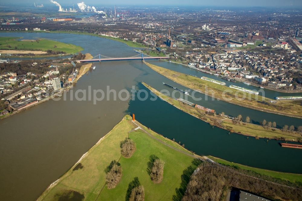 Aerial image Duisburg - Shore areas with flooded by flood level riverbed of Rhine in Duisburg in the state North Rhine-Westphalia