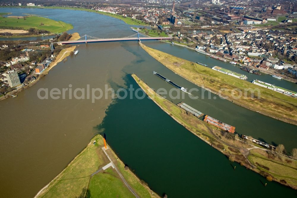 Aerial photograph Duisburg - Shore areas with flooded by flood level riverbed of Rhine in Duisburg in the state North Rhine-Westphalia