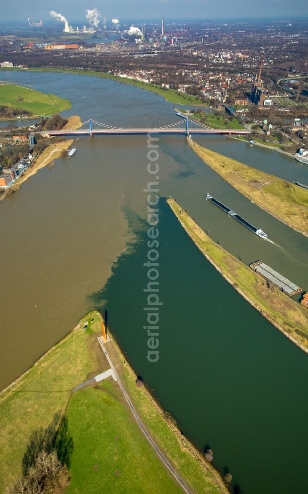 Duisburg from above - Shore areas with flooded by flood level riverbed of Rhine in Duisburg in the state North Rhine-Westphalia