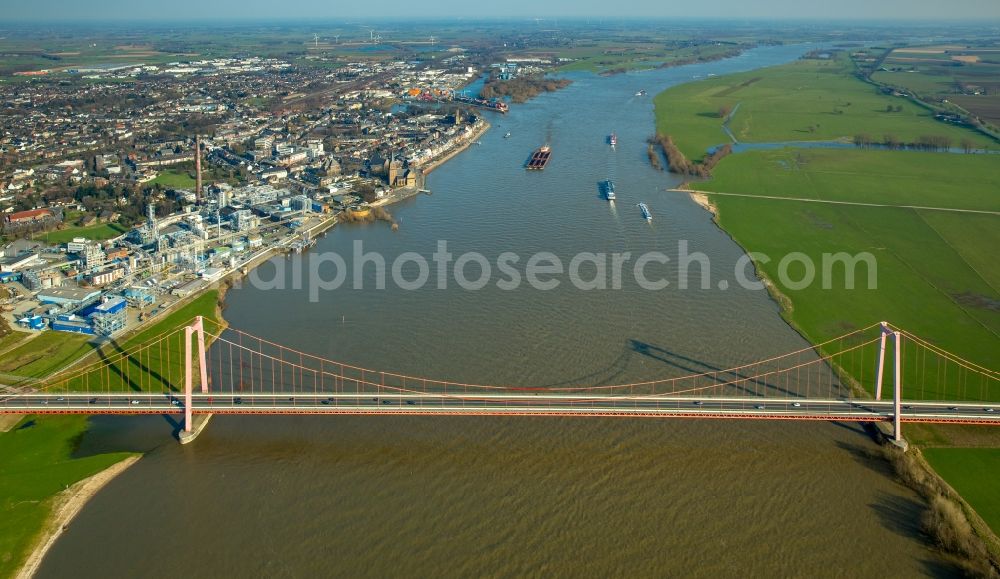 Rees from the bird's eye view: Shore areas with flooded by flood level riverbed on rhine bridgde in Rees in the state North Rhine-Westphalia