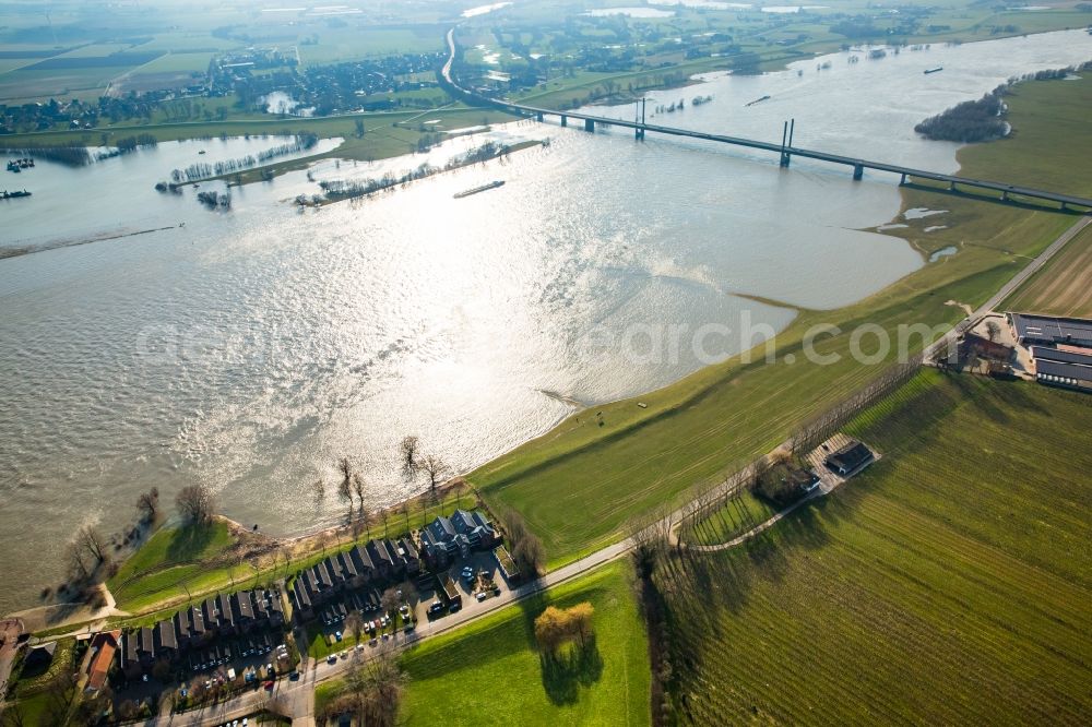 Rees from the bird's eye view: Shore areas with flooded by flood level riverbed on rhine bridgde in Rees in the state North Rhine-Westphalia