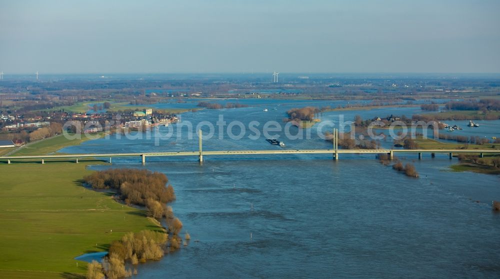 Aerial photograph Kalkar - Shore areas with flooded by flood level riverbed on rhine bridgde in Rees in the state North Rhine-Westphalia