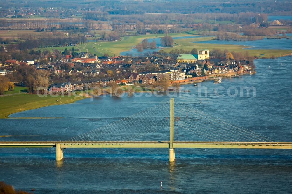 Aerial image Kalkar - Shore areas with flooded by flood level riverbed on rhine bridgde in Rees in the state North Rhine-Westphalia