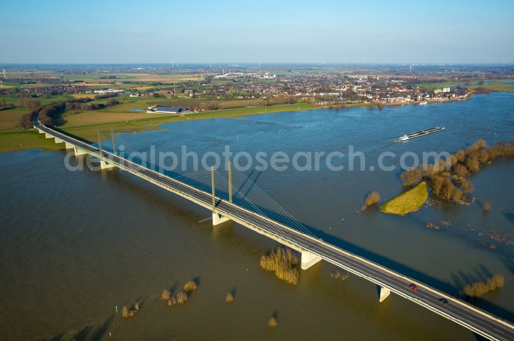 Kalkar from the bird's eye view: Shore areas with flooded by flood level riverbed on rhine bridgde in Rees in the state North Rhine-Westphalia