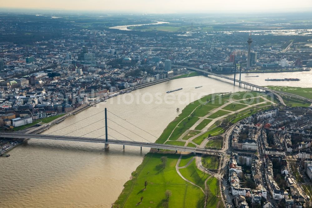 Düsseldorf from above - Shore areas with flooded by flood level riverbed on Rheinkniebruecke of rhine in Duesseldorf in the state North Rhine-Westphalia