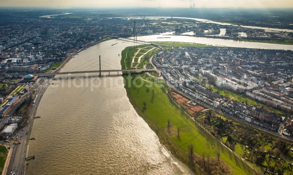 Düsseldorf from the bird's eye view: Shore areas with flooded by flood level riverbed on Rheinkniebruecke of rhine in Duesseldorf in the state North Rhine-Westphalia