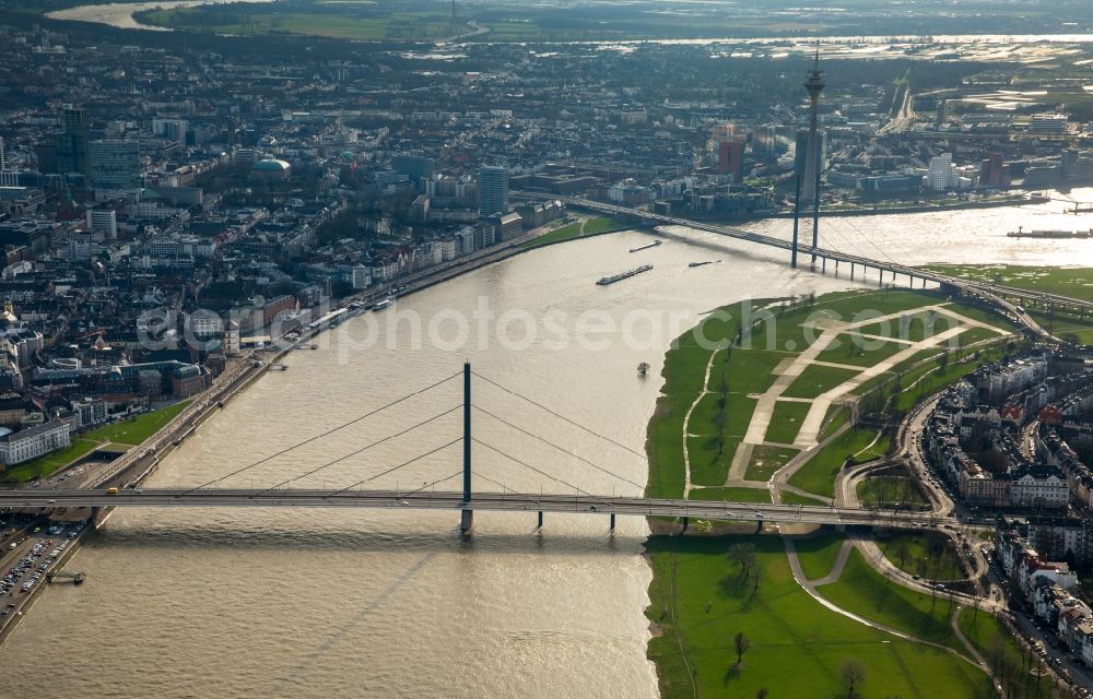 Aerial image Düsseldorf - Shore areas with flooded by flood level riverbed on Rheinkniebruecke of rhine in Duesseldorf in the state North Rhine-Westphalia