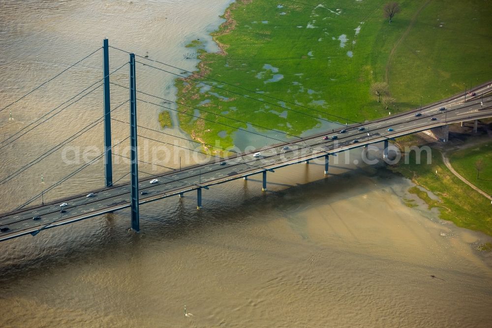 Aerial photograph Düsseldorf - Shore areas with flooded by flood level riverbed on Rheinkniebruecke of rhine in Duesseldorf in the state North Rhine-Westphalia