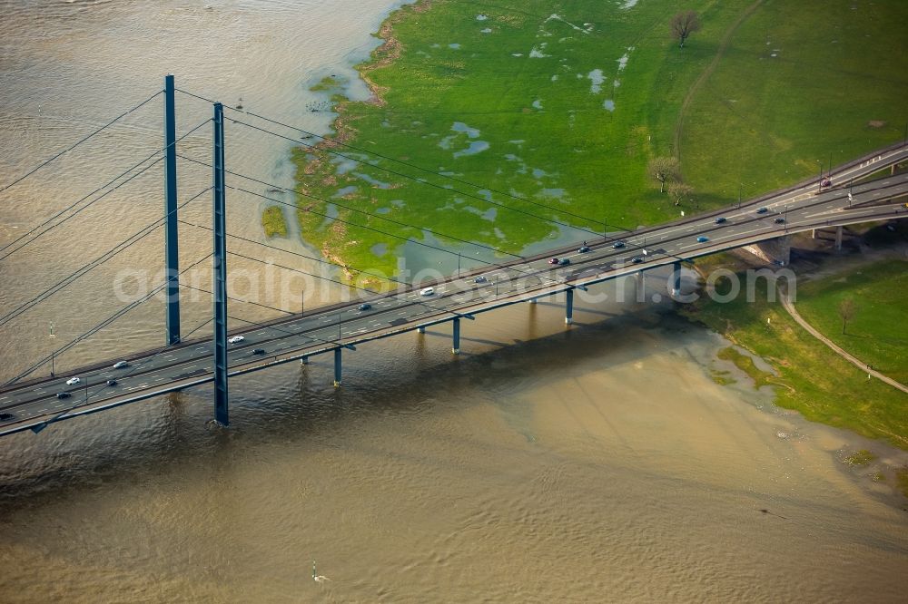 Düsseldorf from above - Shore areas with flooded by flood level riverbed on Rheinkniebruecke of rhine in Duesseldorf in the state North Rhine-Westphalia