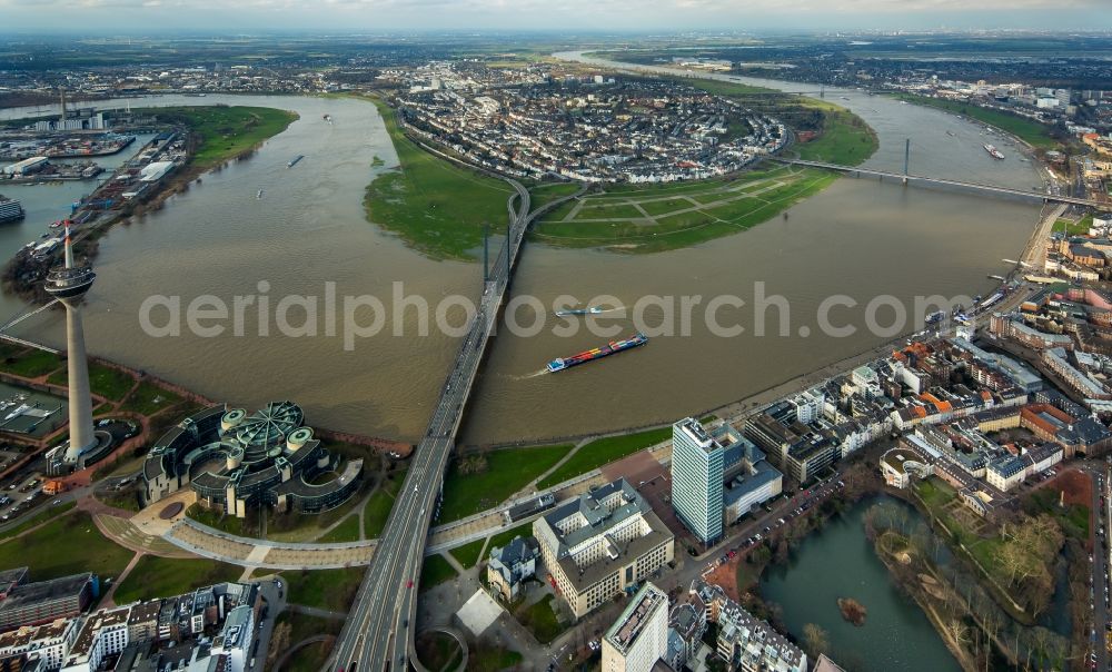 Düsseldorf from the bird's eye view: Shore areas with flooded by flood level riverbed on Rheinkniebruecke of rhine in Duesseldorf in the state North Rhine-Westphalia