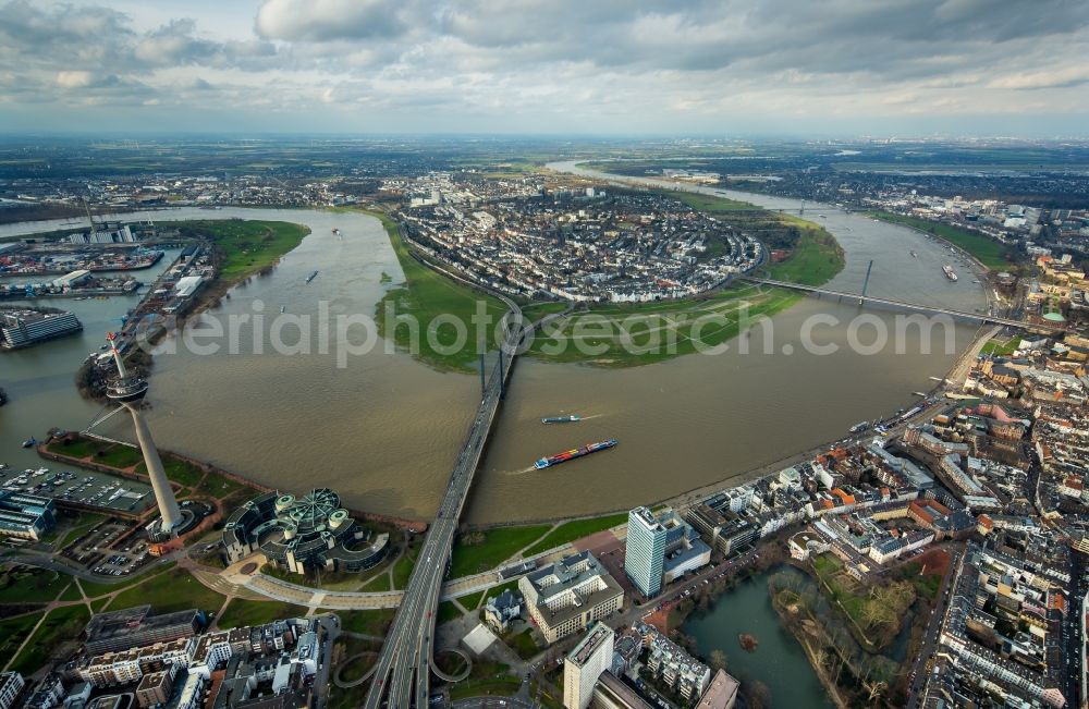 Aerial image Düsseldorf - Shore areas with flooded by flood level riverbed on Rheinkniebruecke of rhine in Duesseldorf in the state North Rhine-Westphalia