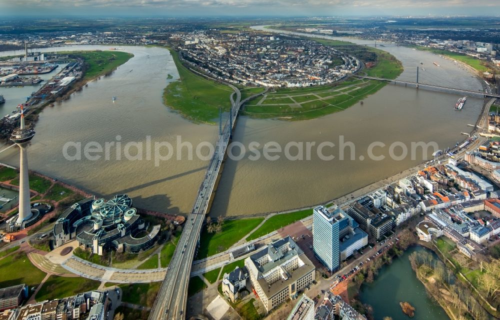 Aerial photograph Düsseldorf - Shore areas with flooded by flood level riverbed on Rheinkniebruecke of rhine in Duesseldorf in the state North Rhine-Westphalia