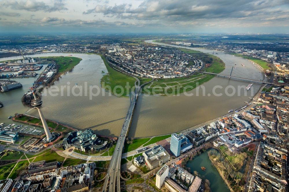 Düsseldorf from above - Shore areas with flooded by flood level riverbed on Rheinkniebruecke of rhine in Duesseldorf in the state North Rhine-Westphalia