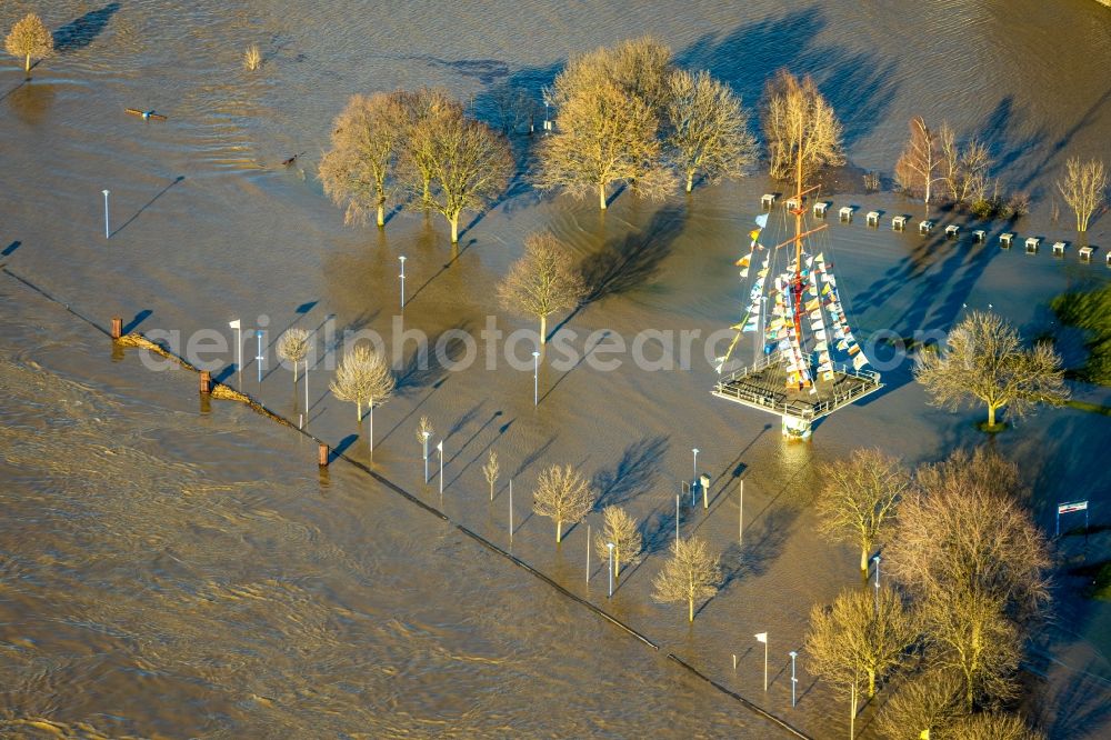 Aerial photograph Duisburg - Shore areas with flooded by flood level riverbed of the Rhine river in the district Laar in Duisburg in the state North Rhine-Westphalia, Germany