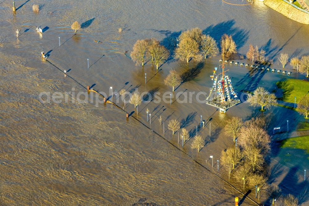 Duisburg from above - Shore areas with flooded by flood level riverbed of the Rhine river in the district Laar in Duisburg in the state North Rhine-Westphalia, Germany